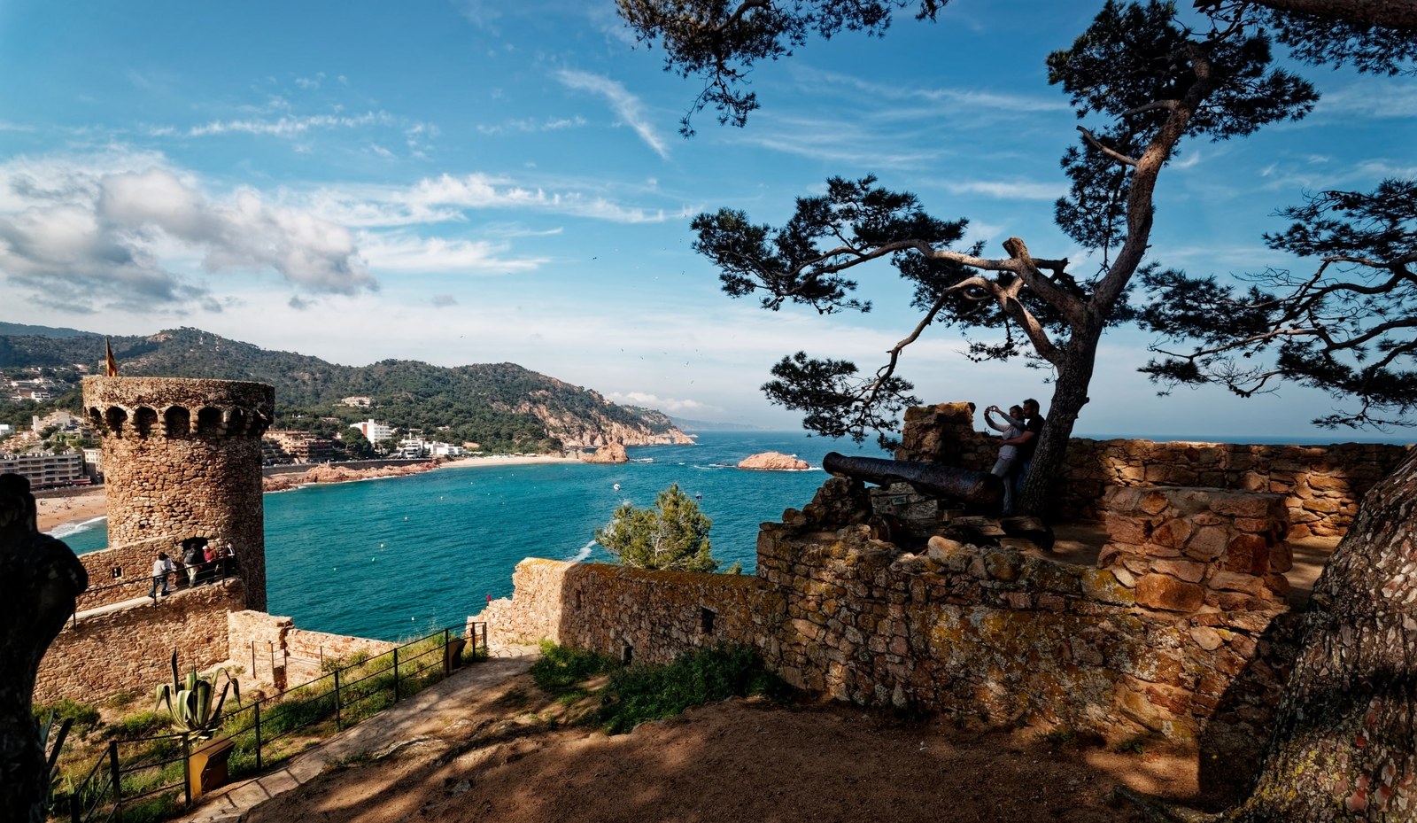 Canó antic a la muralla de la fortalesa sobre la badia de Tossa