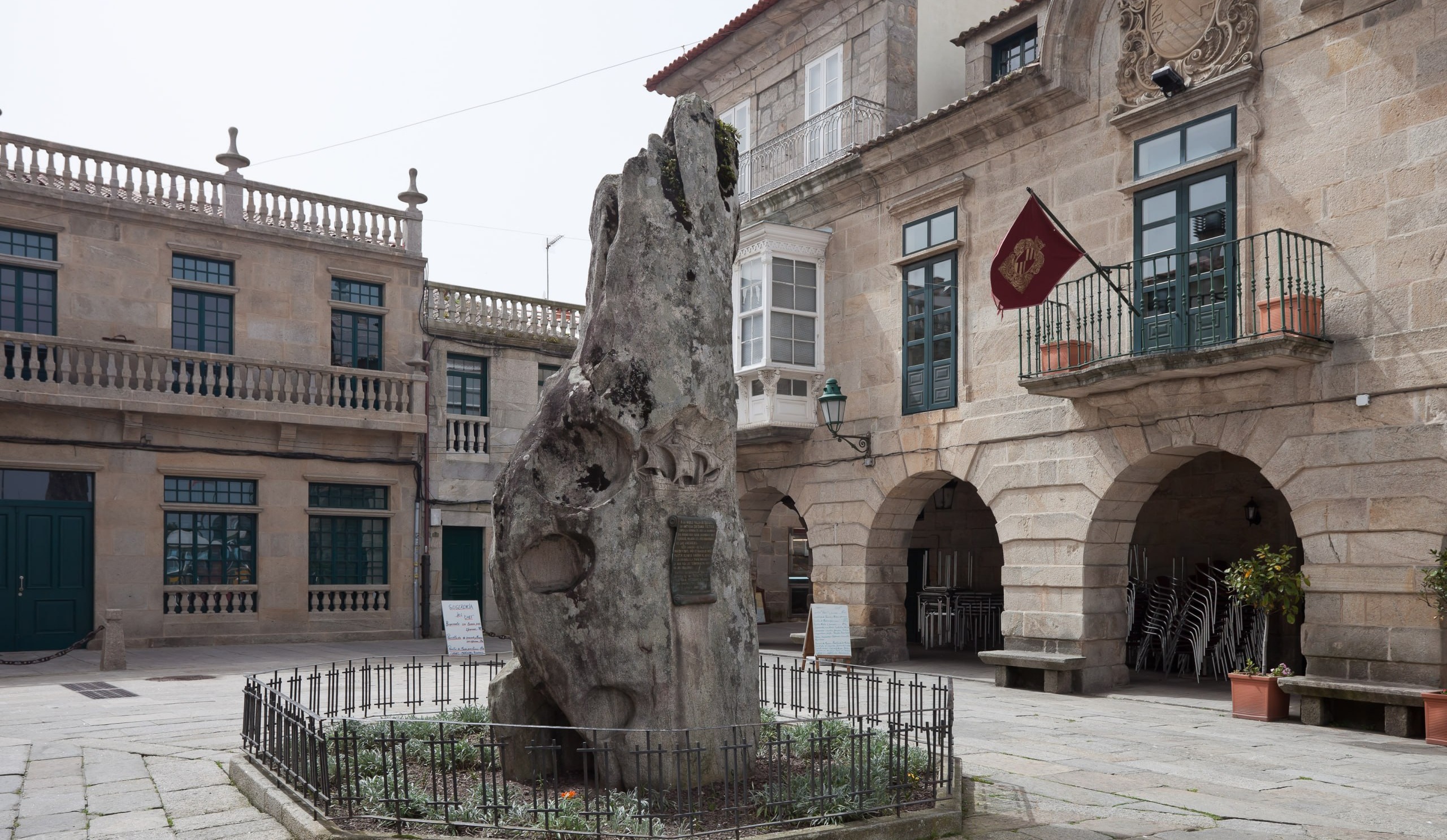 El Monolit da Arribada a la placa de Baiona, en memoria de la Pinta de 1493