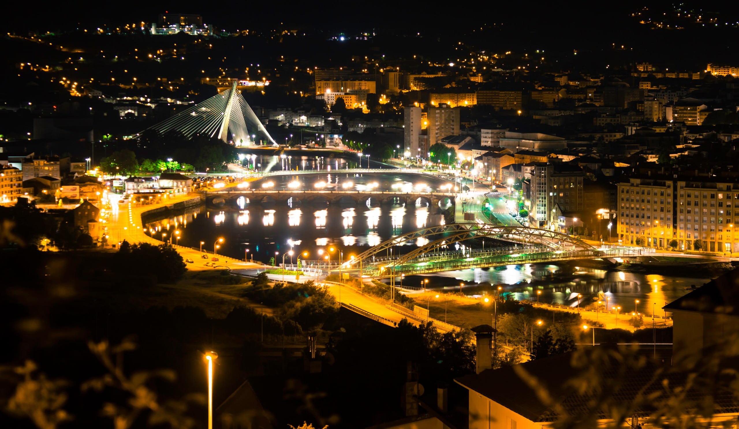 Pontevedra bei Nacht: die Bruecken ueber den Lerez und die Lichter des Zentrums