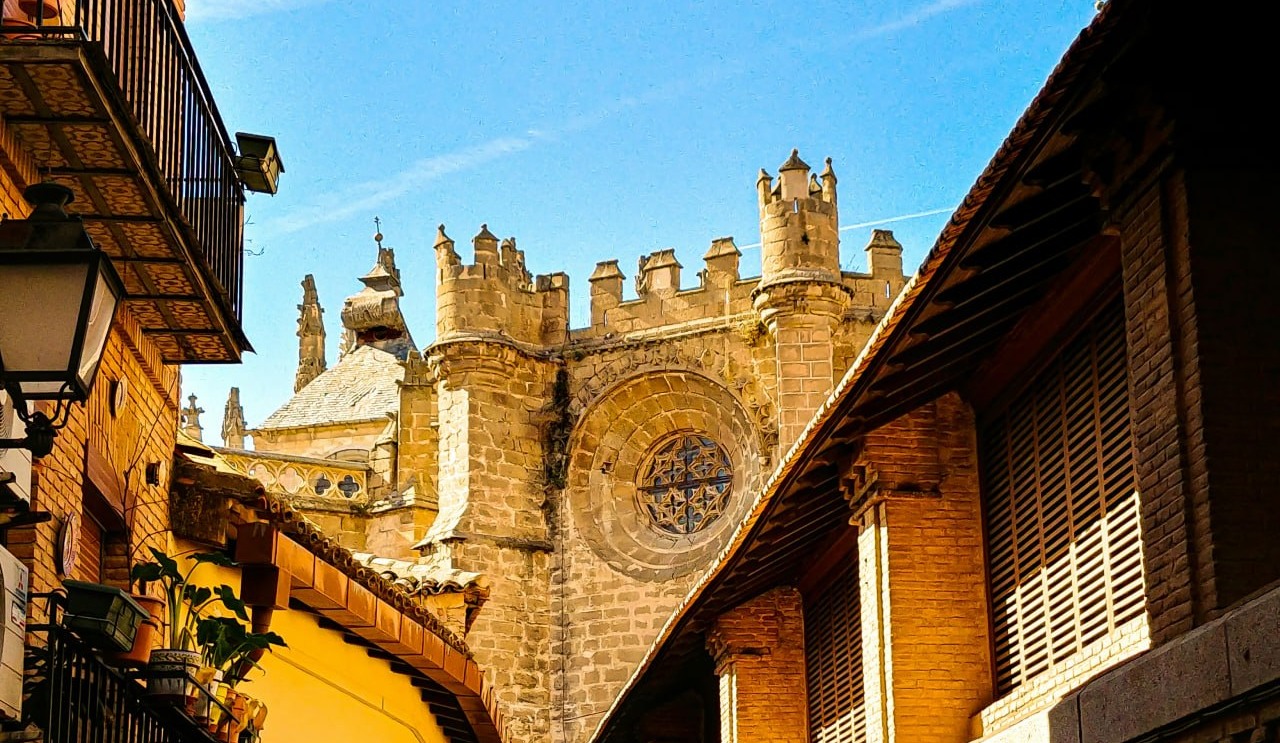 Die Fensterrose der Kathedrale von Toledo aus einer engen Gasse