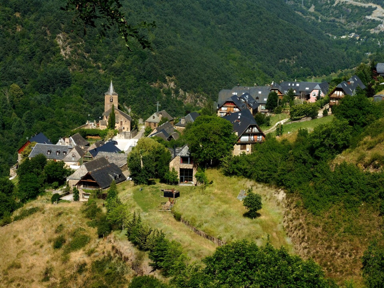 Un poble de pedra al vessant de la Val d'Aran