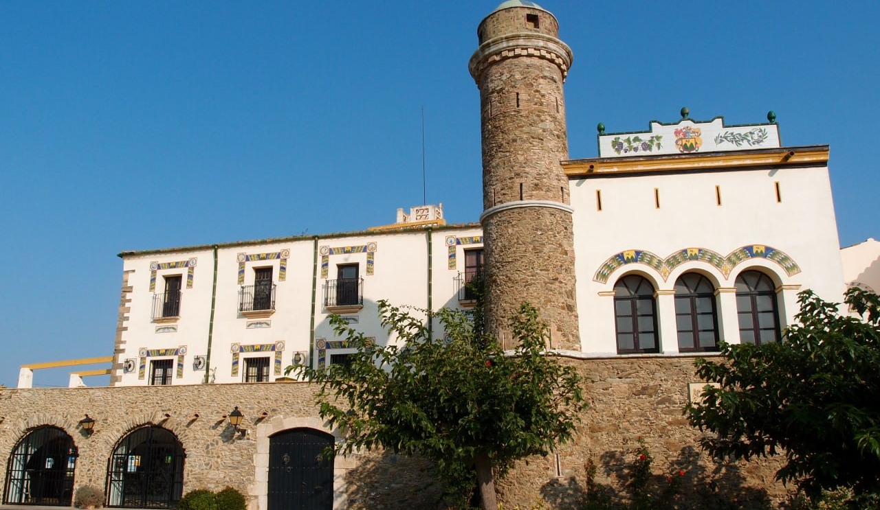 Una casa senyorial de teulada de teula amb torre rodona de pedra
