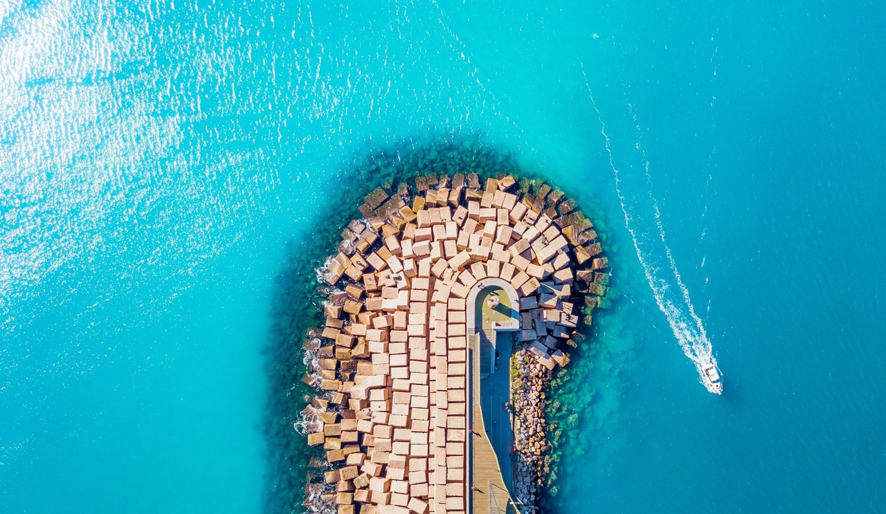 Die Mole an der Promenade im türkisfarbenen Meer