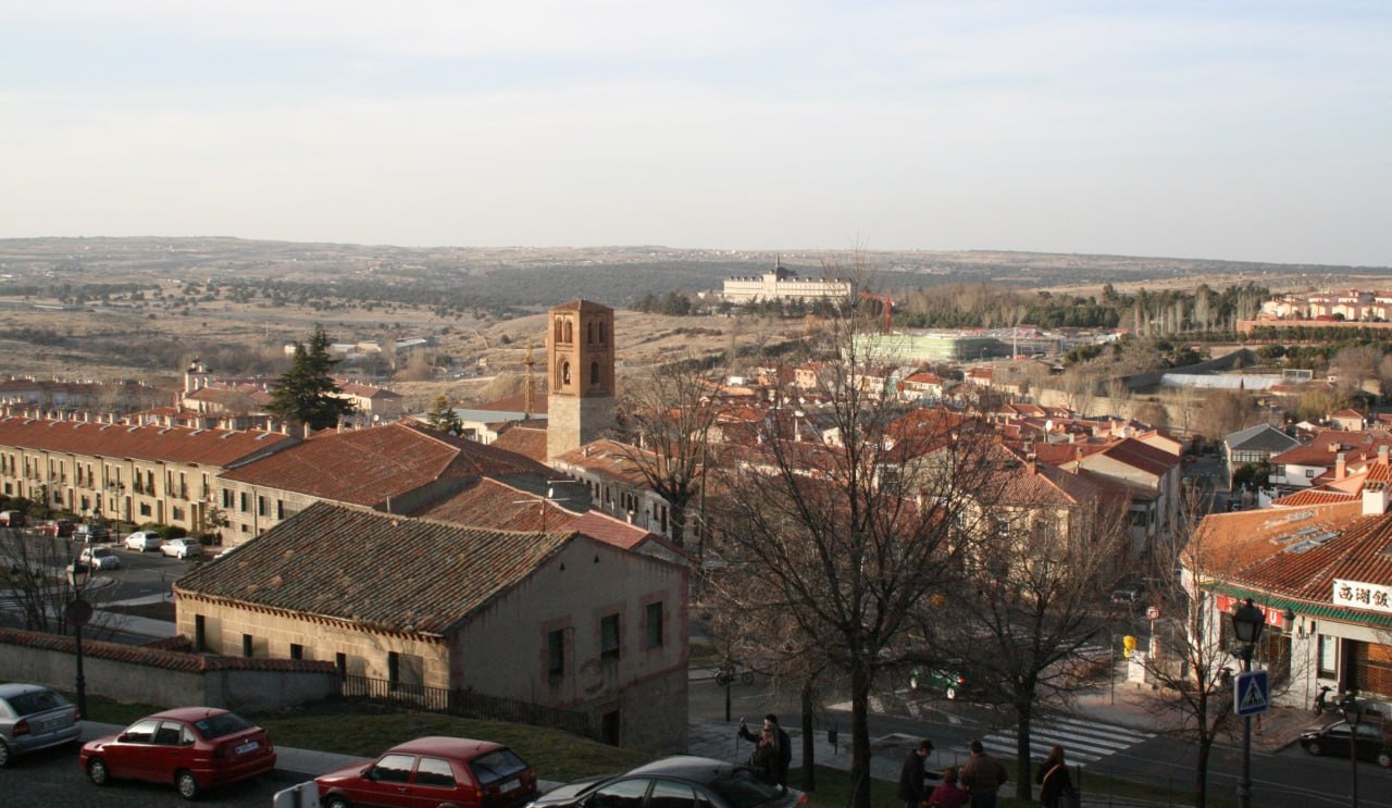 Un campanar romànic a Àvila, amb la plana darrere del poble