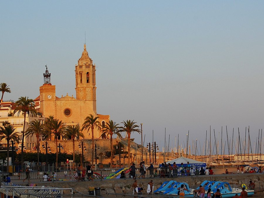 Die Kirche Sant Bartomeu über dem Meer