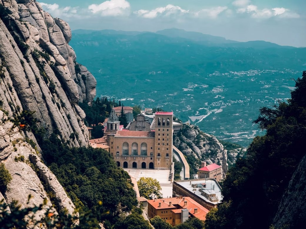 El monasterio de Montserrat en el desfiladero entre rocas