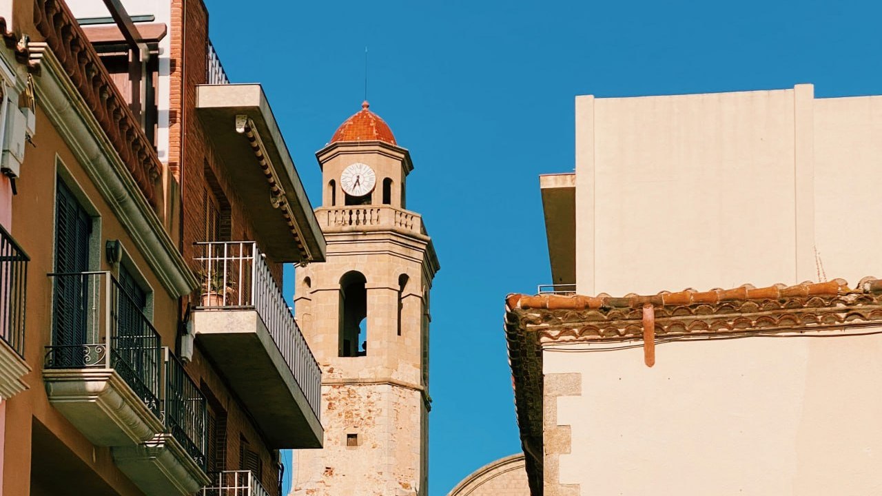 El campanario con reloj del casco antiguo