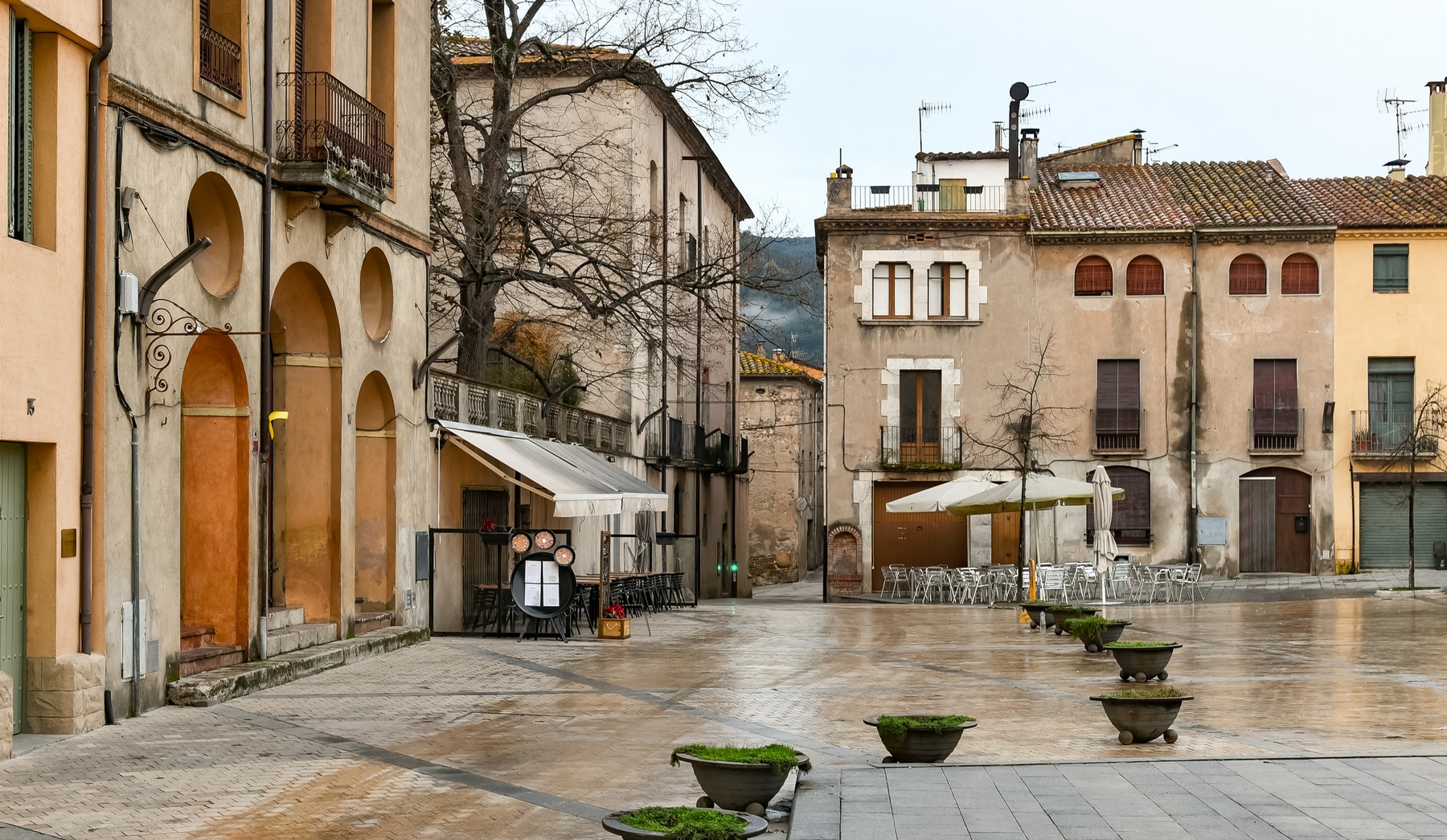 Els porxos de la plaça del nucli antic de Besalú