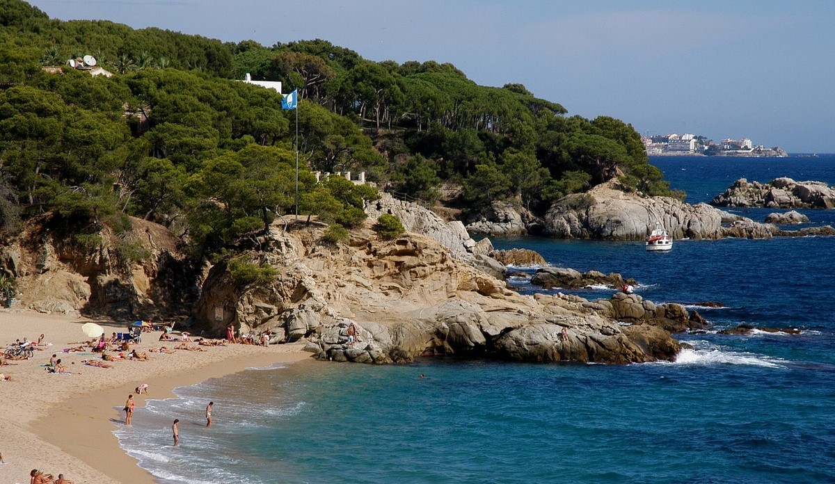 Cala rocosa junto al pueblo