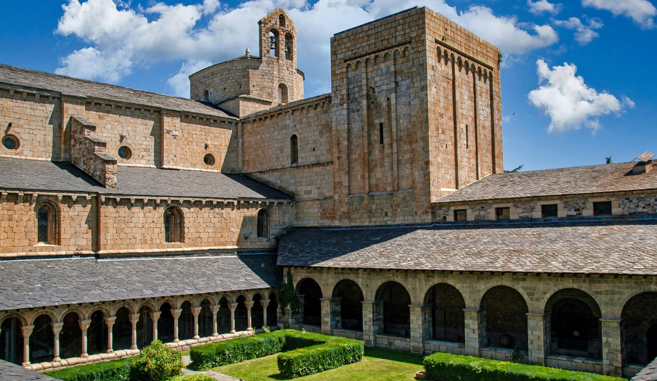 Kreuzgang und Turm der Kathedrale Santa Maria in La Seu d'Urgell
