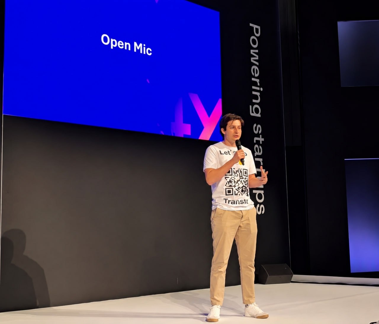 Un representante de la empresa interviniendo en el escenario de startups 4YFN durante el MWC 2026