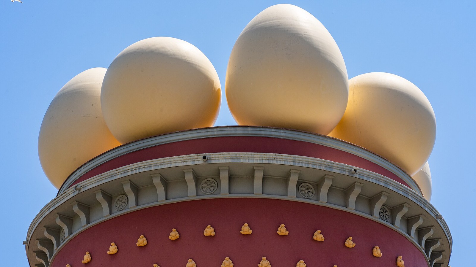 Los famosos huevos en el tejado del museo