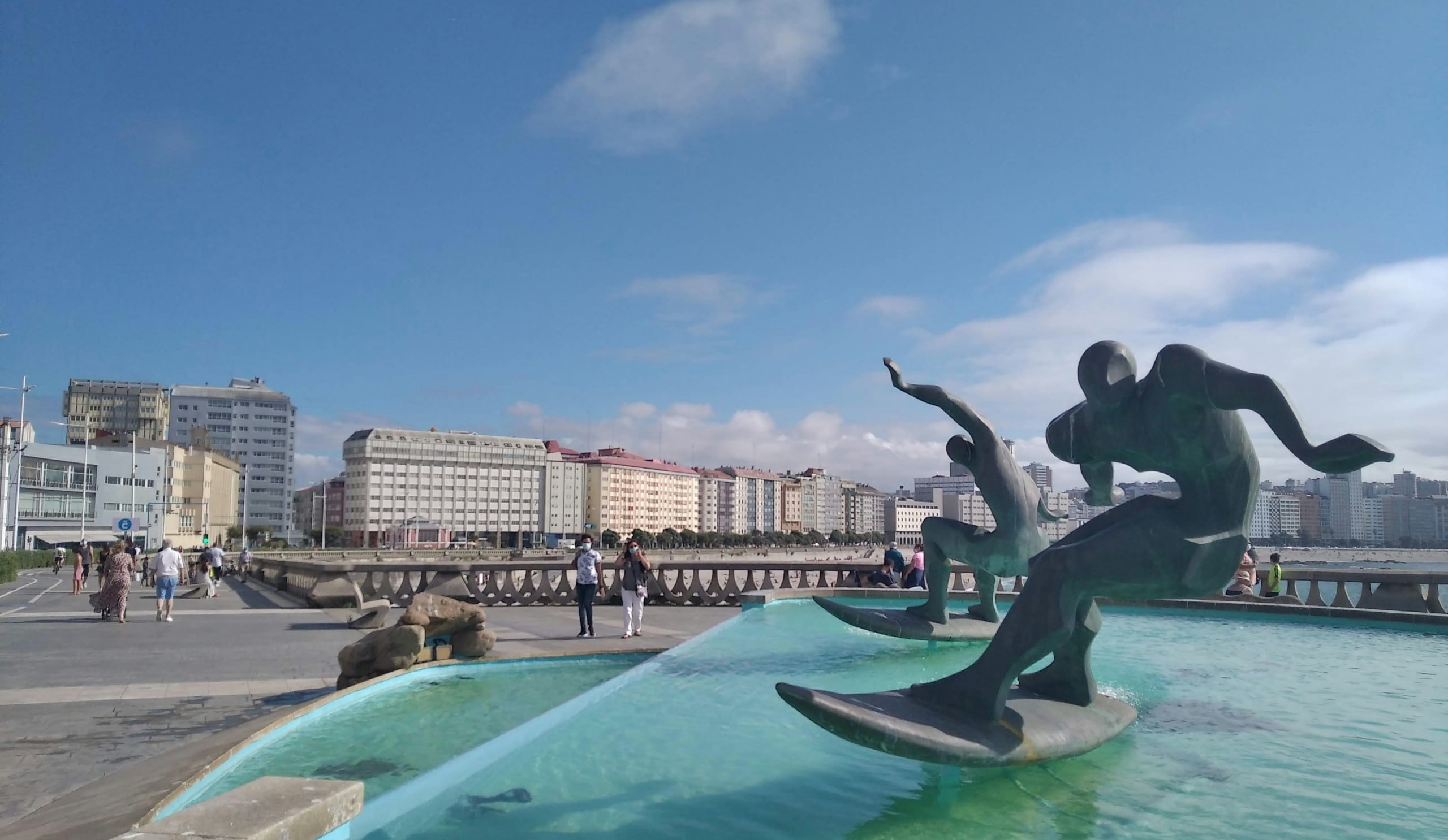 La font amb les escultures de surfistes al passeig maritim de la Corunya