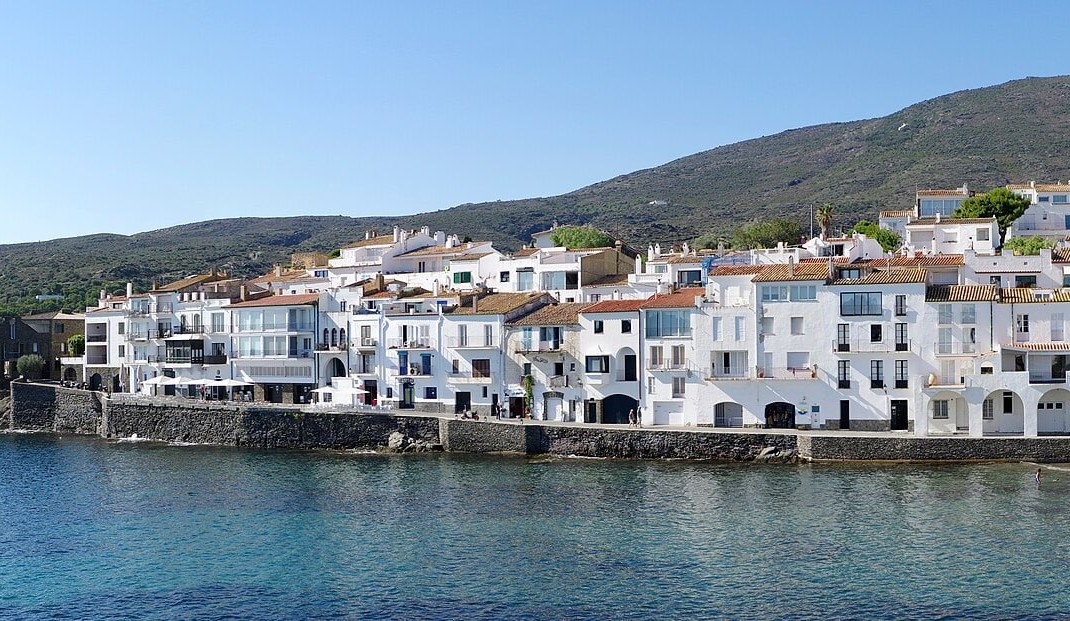 Casas blancas de Cadaqués sobre el agua