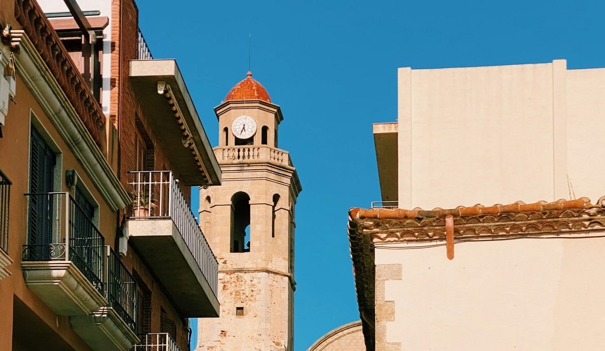 Campanario con reloj en el casco antiguo