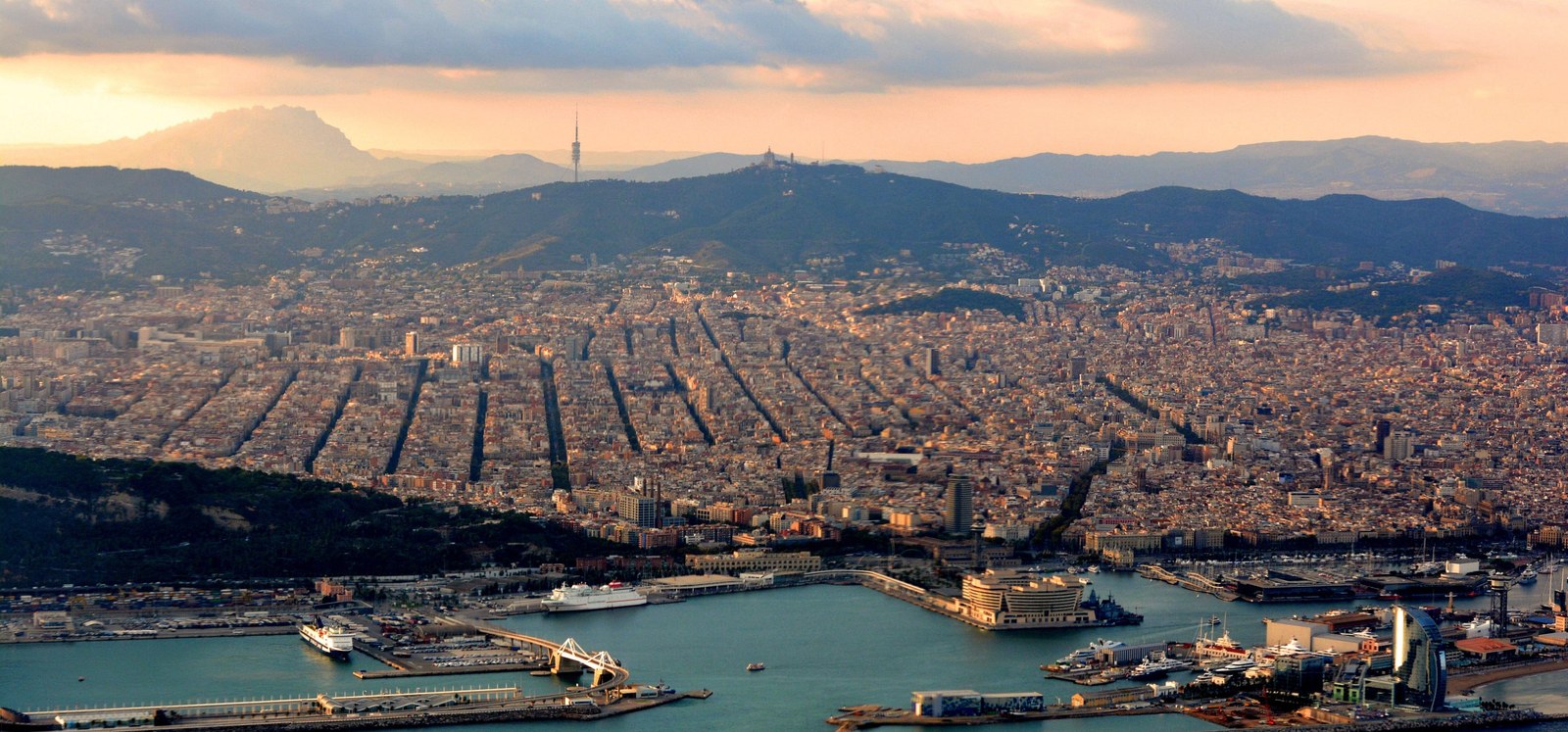 Barcelona von oben: das Raster des Eixample, der Hafen und der Tibidabo am Horizont