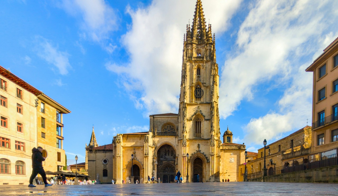 La catedral de San Salvador a la plaça d'Alfons II després de la pluja