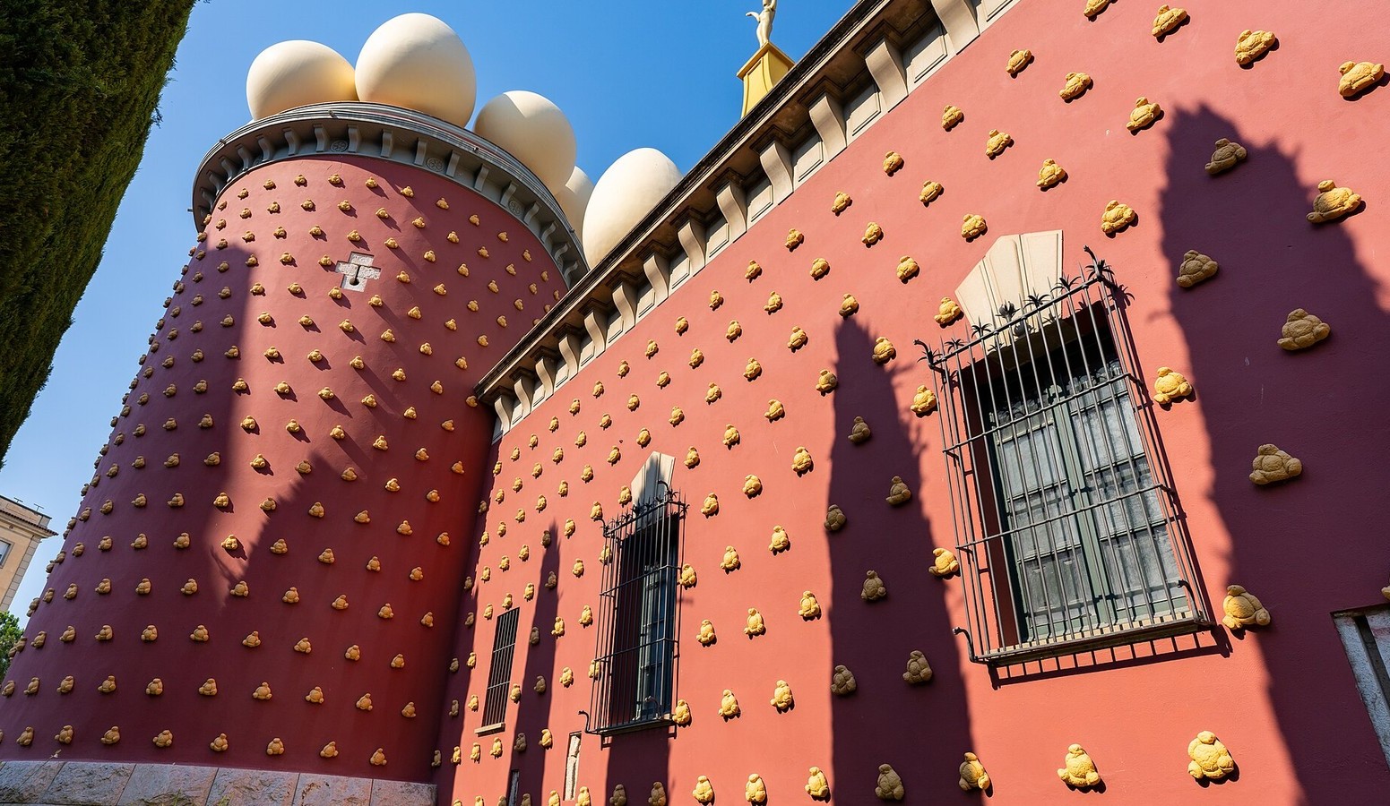 Torre roja con panecillos dorados