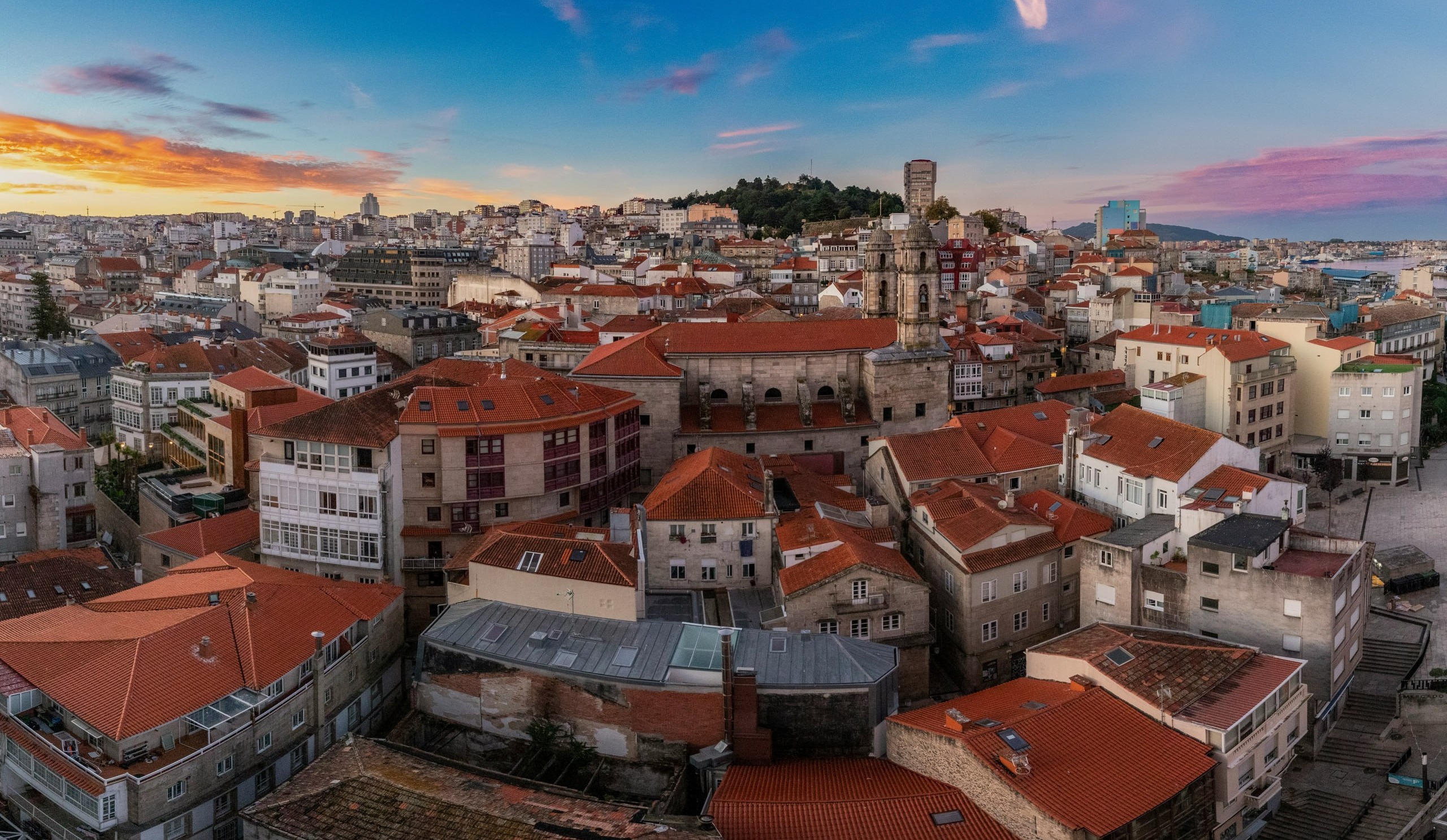El casc antic de Vigo al capvespre amb les torres de la concatedral