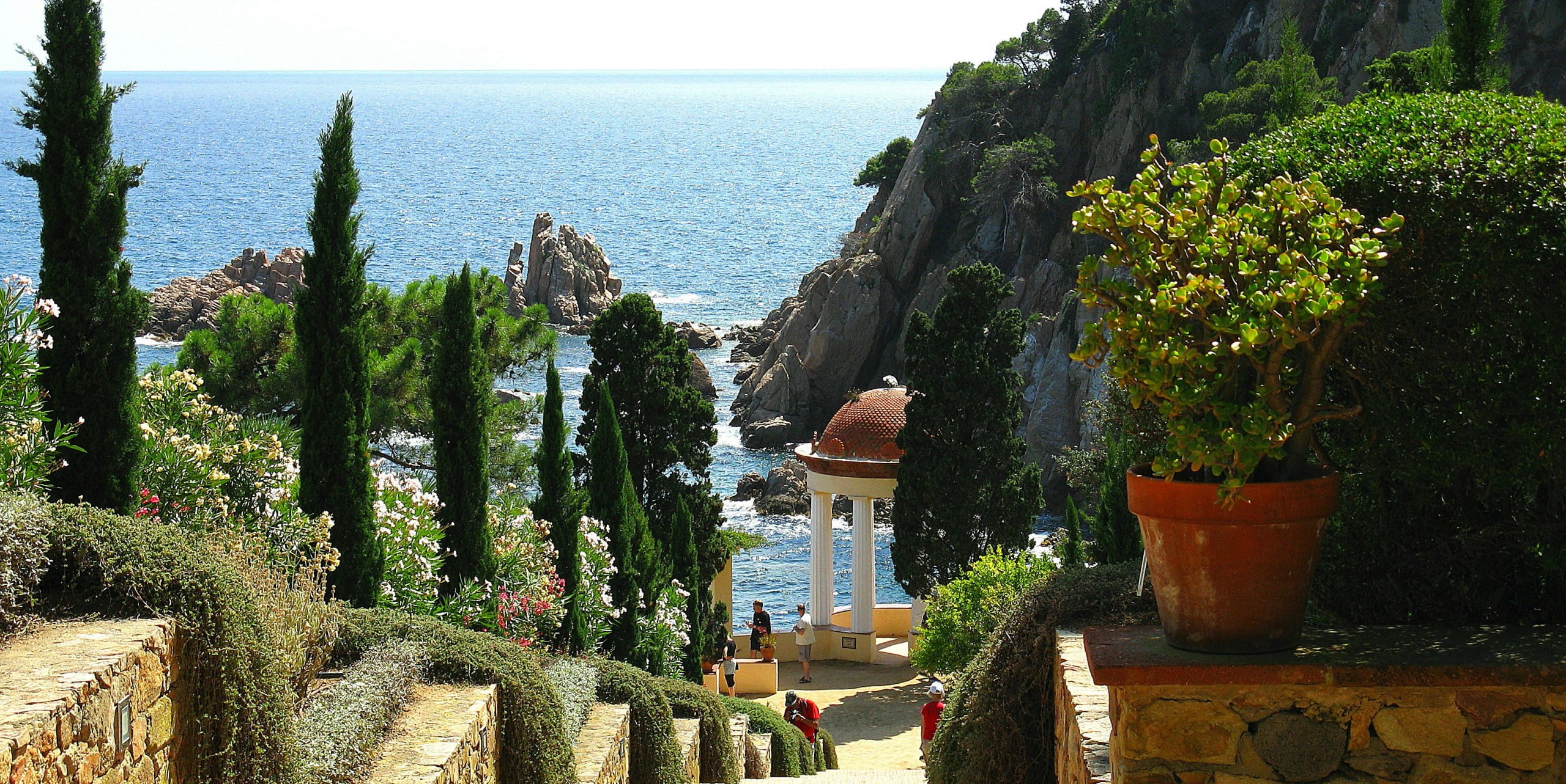 Templete del jardín botánico Mar i Murtra sobre el mar, en Blanes