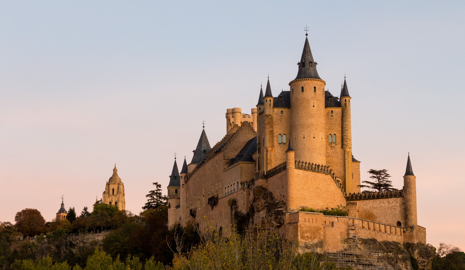 L'Alcàsser de Segòvia a la posta de sol, amb la torre de la catedral al fons