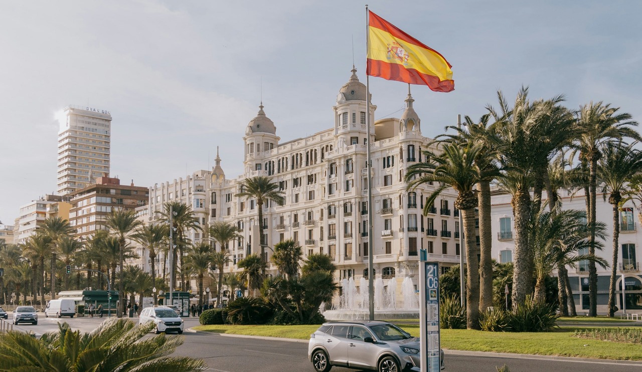 La Casa Carbonell i les palmeres de l'Esplanada d'Alacant