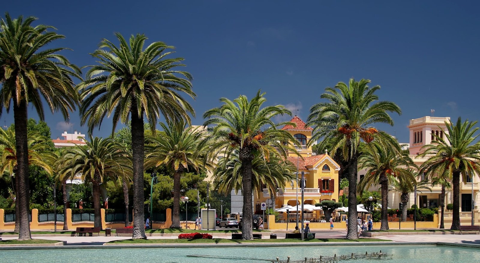 Palmeras y villas antiguas en el paseo marítimo de Salou
