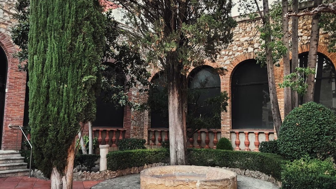 Un patio tranquilo con fuente en el centro de Figueres