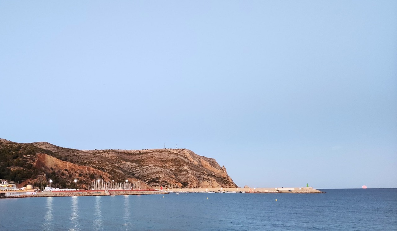 El port de Xàbia al capvespre sota el cap de Sant Antoni