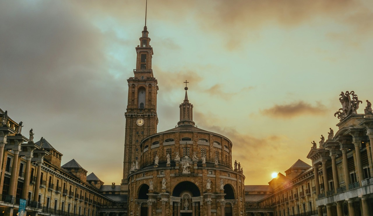 Die Universidad Laboral bei Sonnenuntergang - das größte Gebäude Spaniens