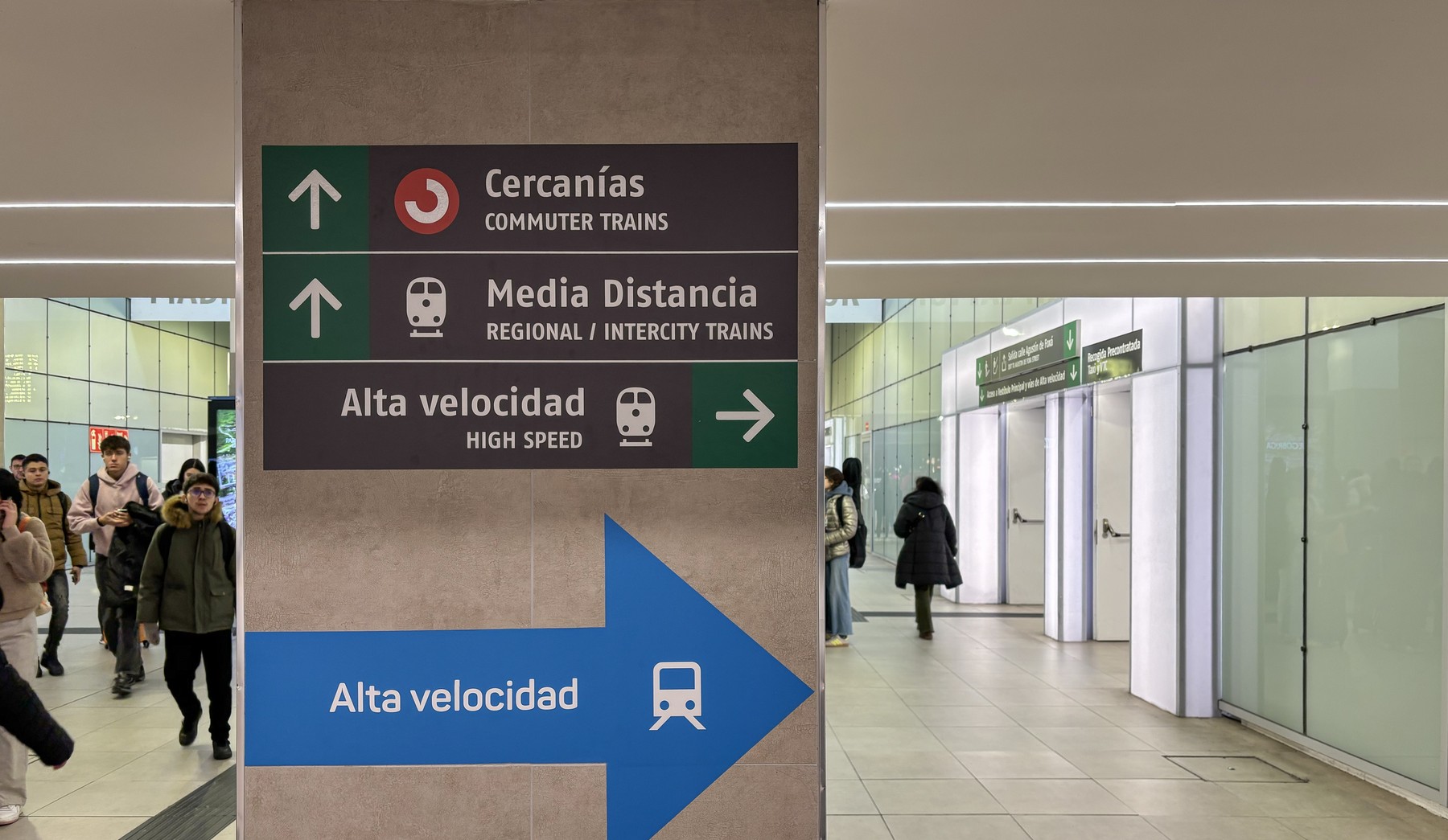 Un tren d'alta velocitat a l'andana de Madrid Chamartín
