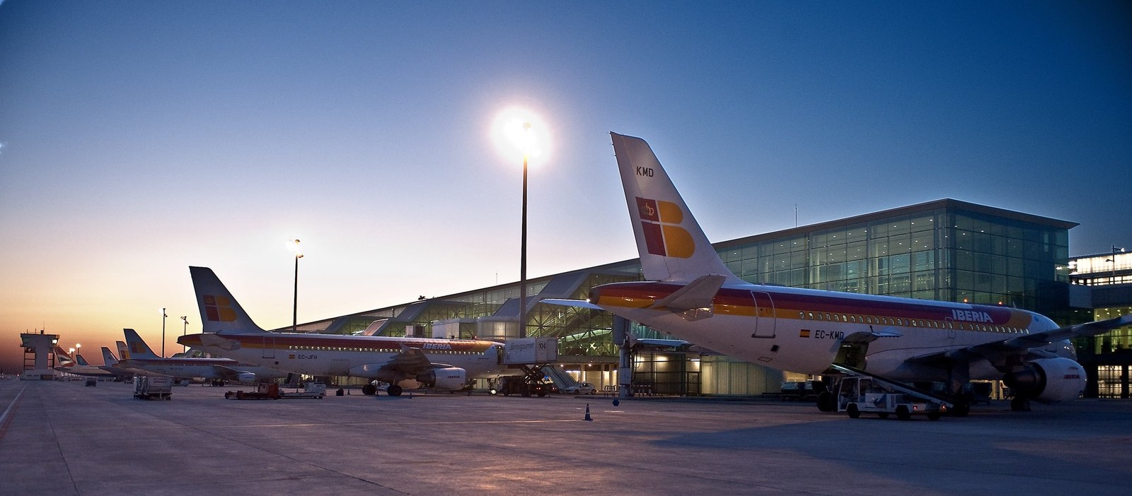 Iberia-Maschinen am Terminal 1 in El Prat bei Sonnenuntergang