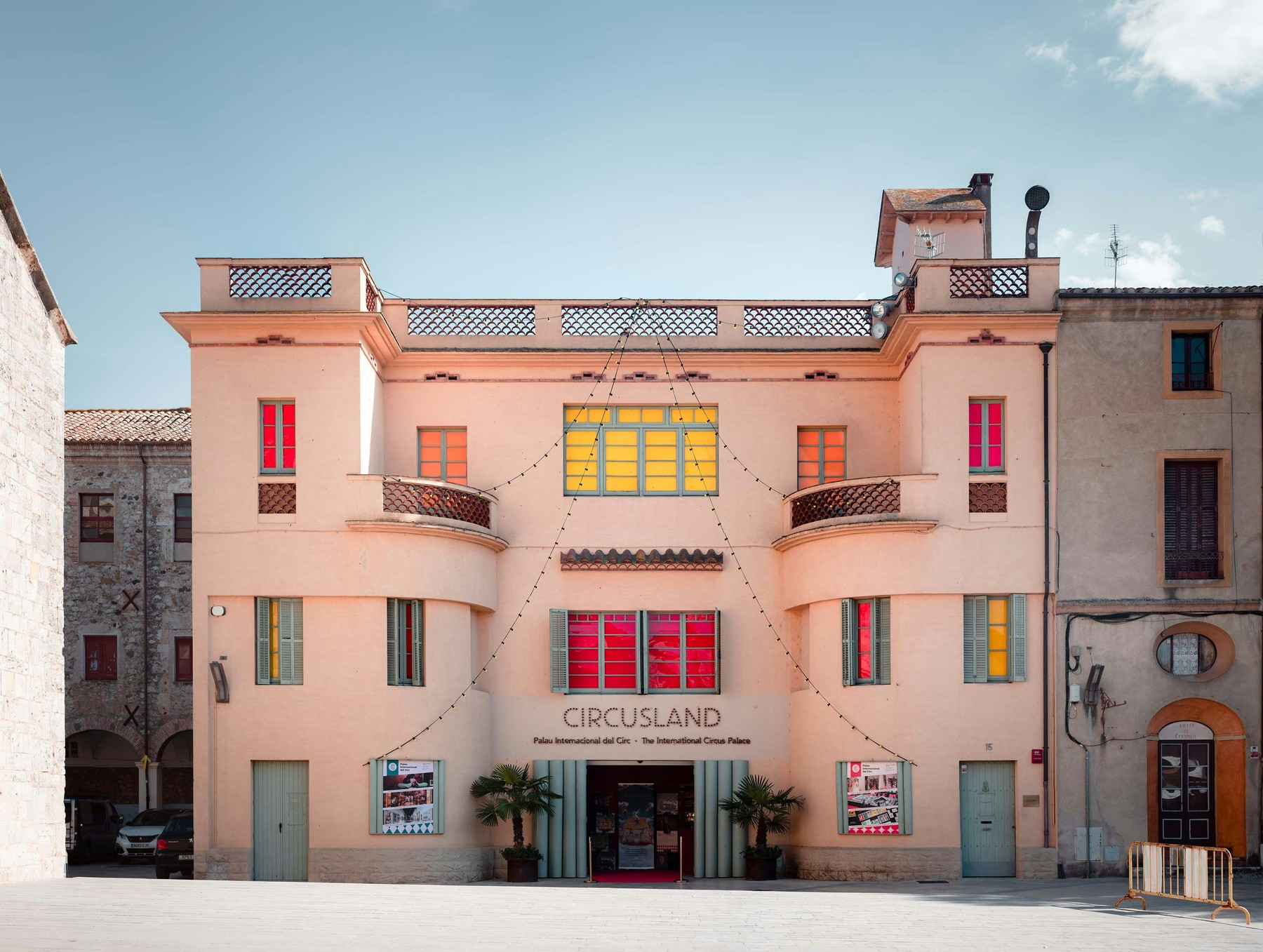El palau del circ Circusland a la plaça de Besalú