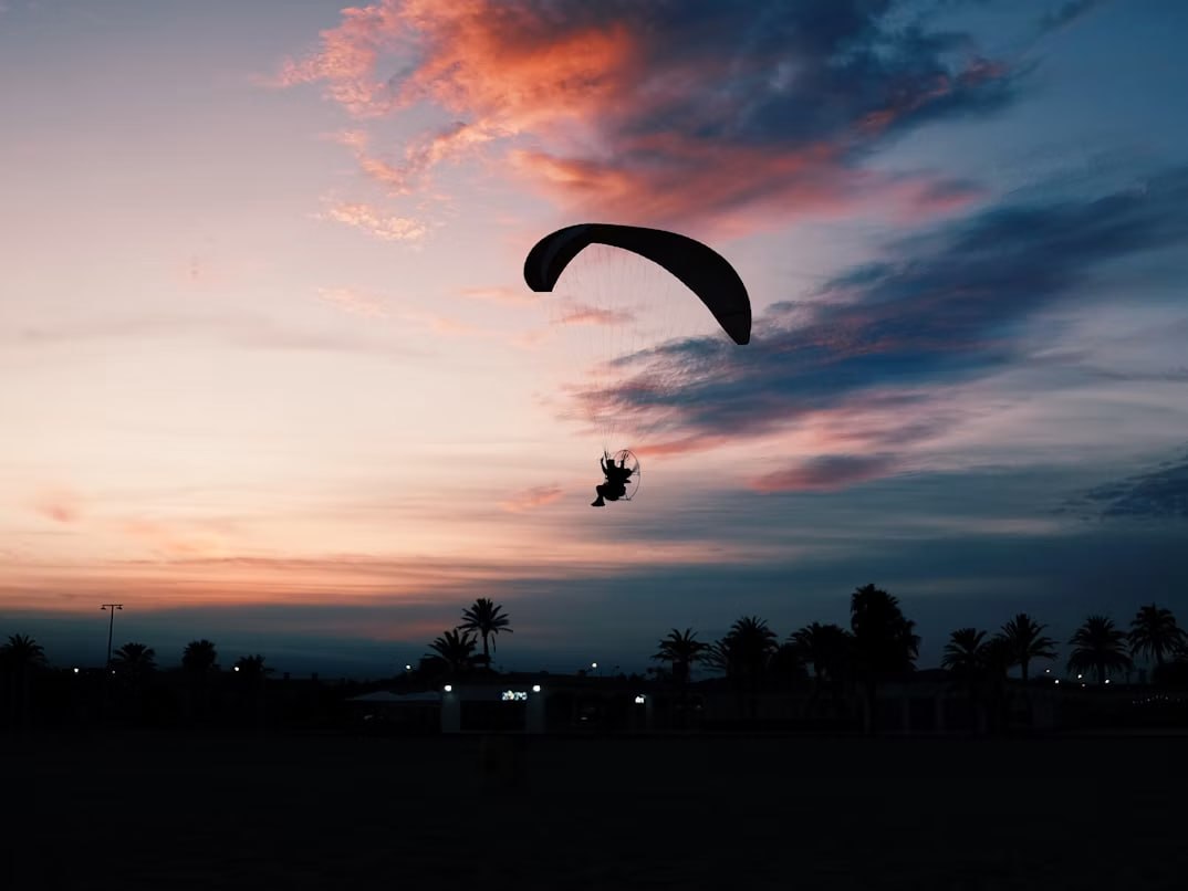 Un paramotor sobre Empuriabrava al capvespre