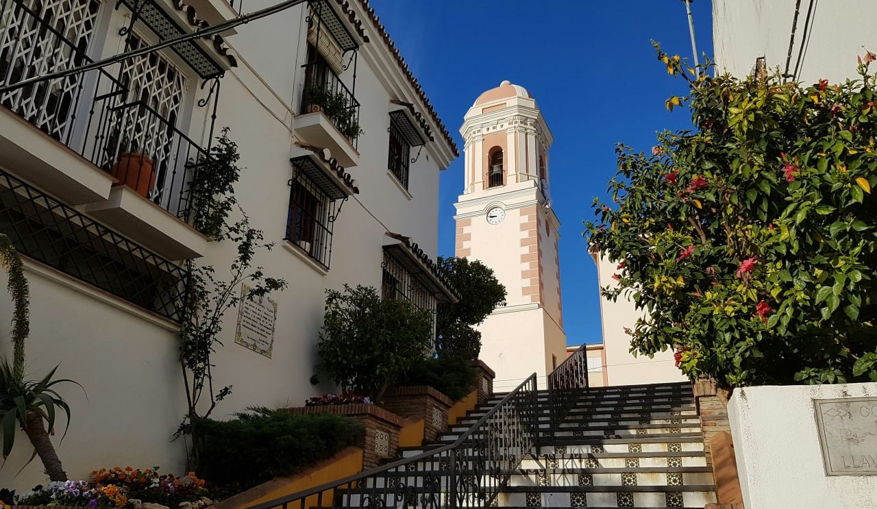 Glockenturm und gekachelte Treppe in der Altstadt von Estepona