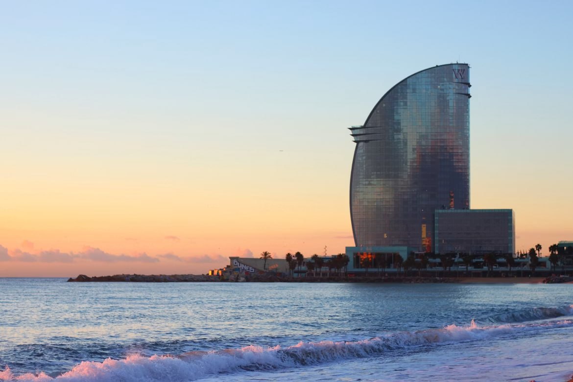 La platja de la Barceloneta a la posta de sol