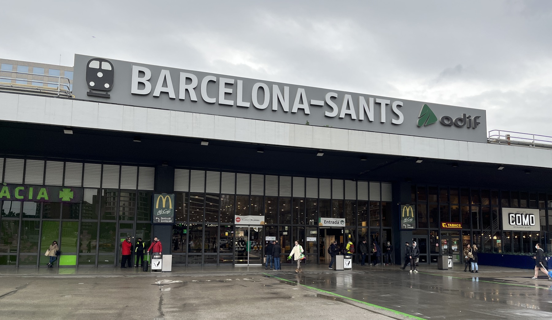 Der Eingang zum Bahnhof Barcelona Sants