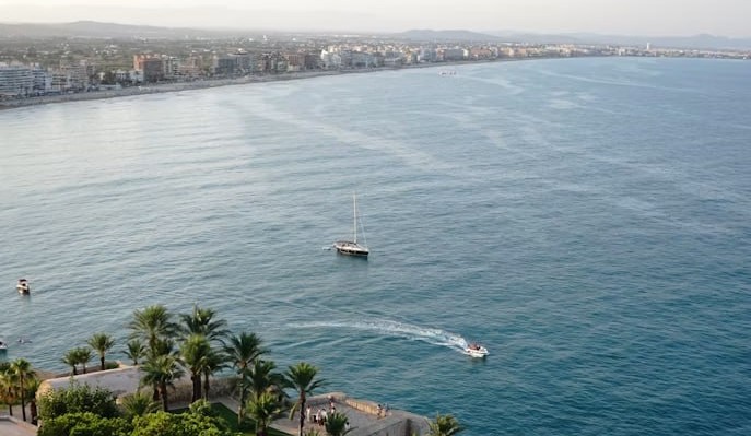 La bahía y la playa norte de Peñíscola desde el aire