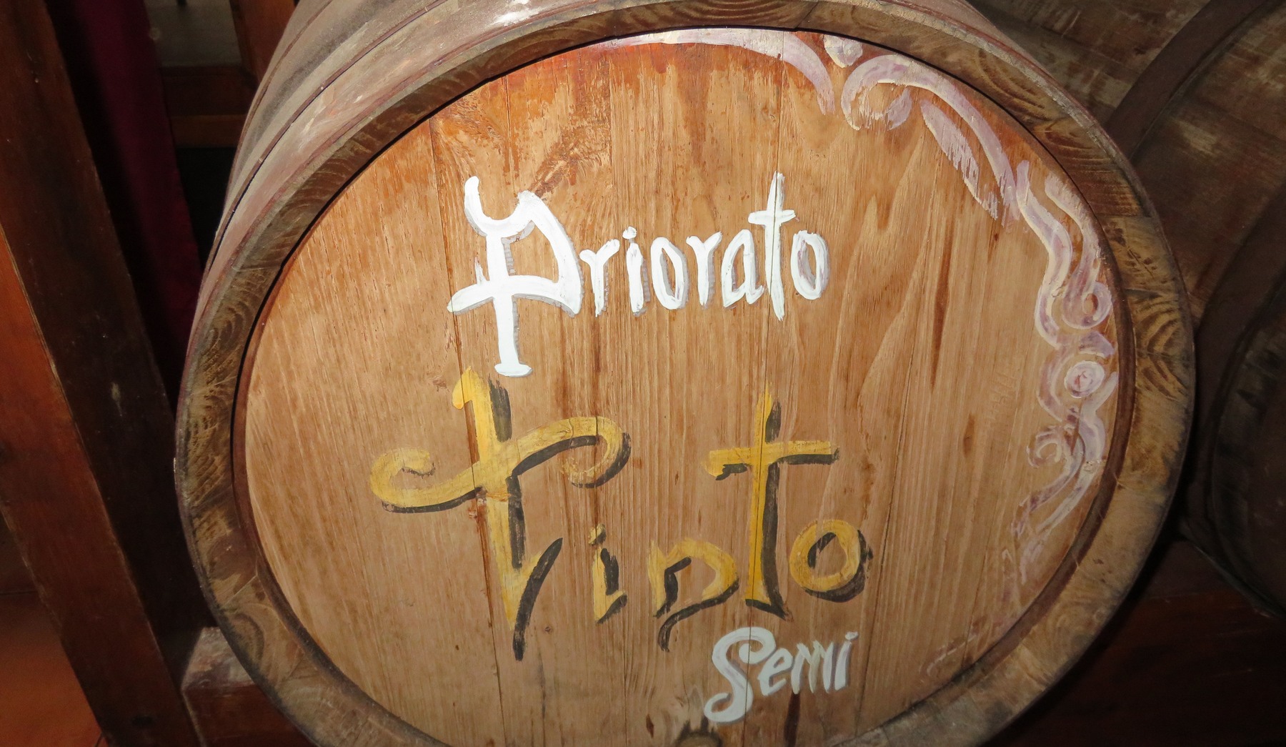 Una bóta de roure marcada com a Priorat en un celler