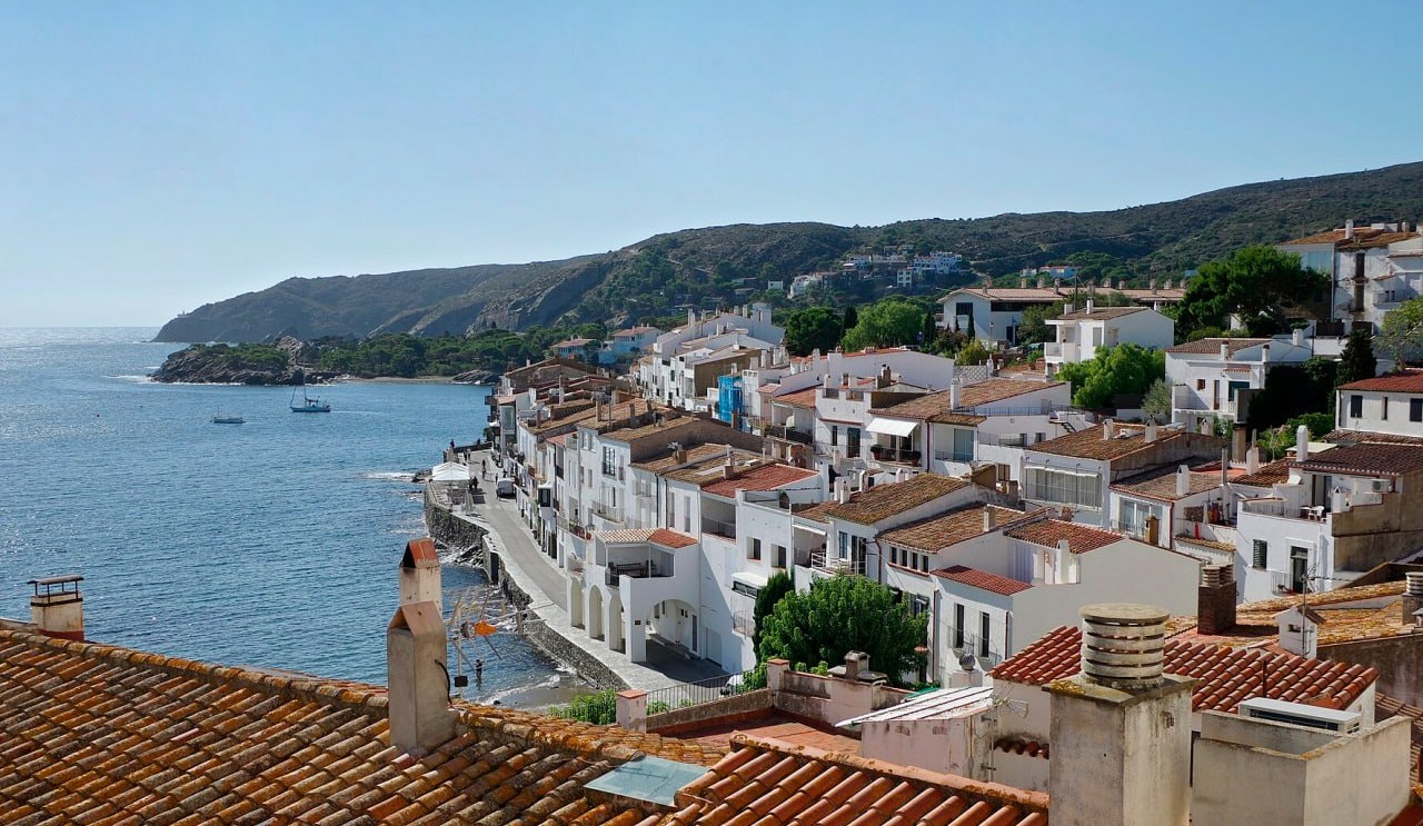Tejados y paseo marítimo de Cadaqués