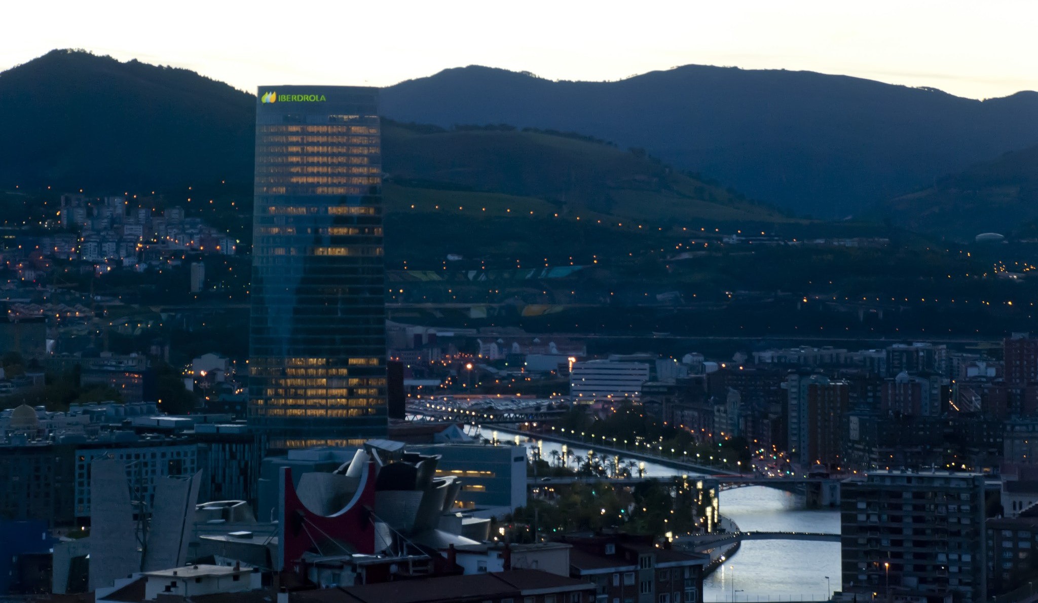 Bilbao am Abend: der Iberdrola-Turm uber dem Nervion