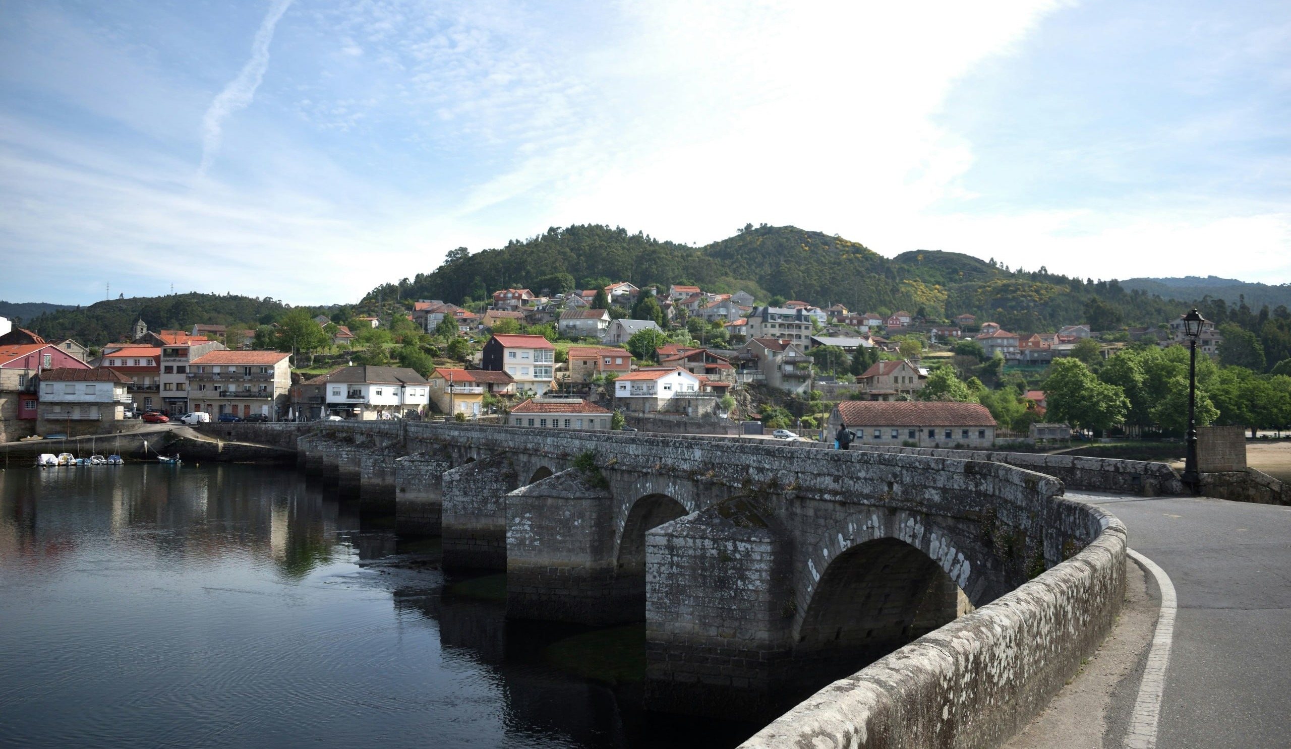 Die mittelalterliche Bruecke Ponte Sampaio ueber den Verdugo