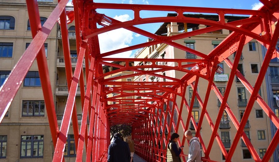 El puente rojo de Eiffel sobre el Onyar