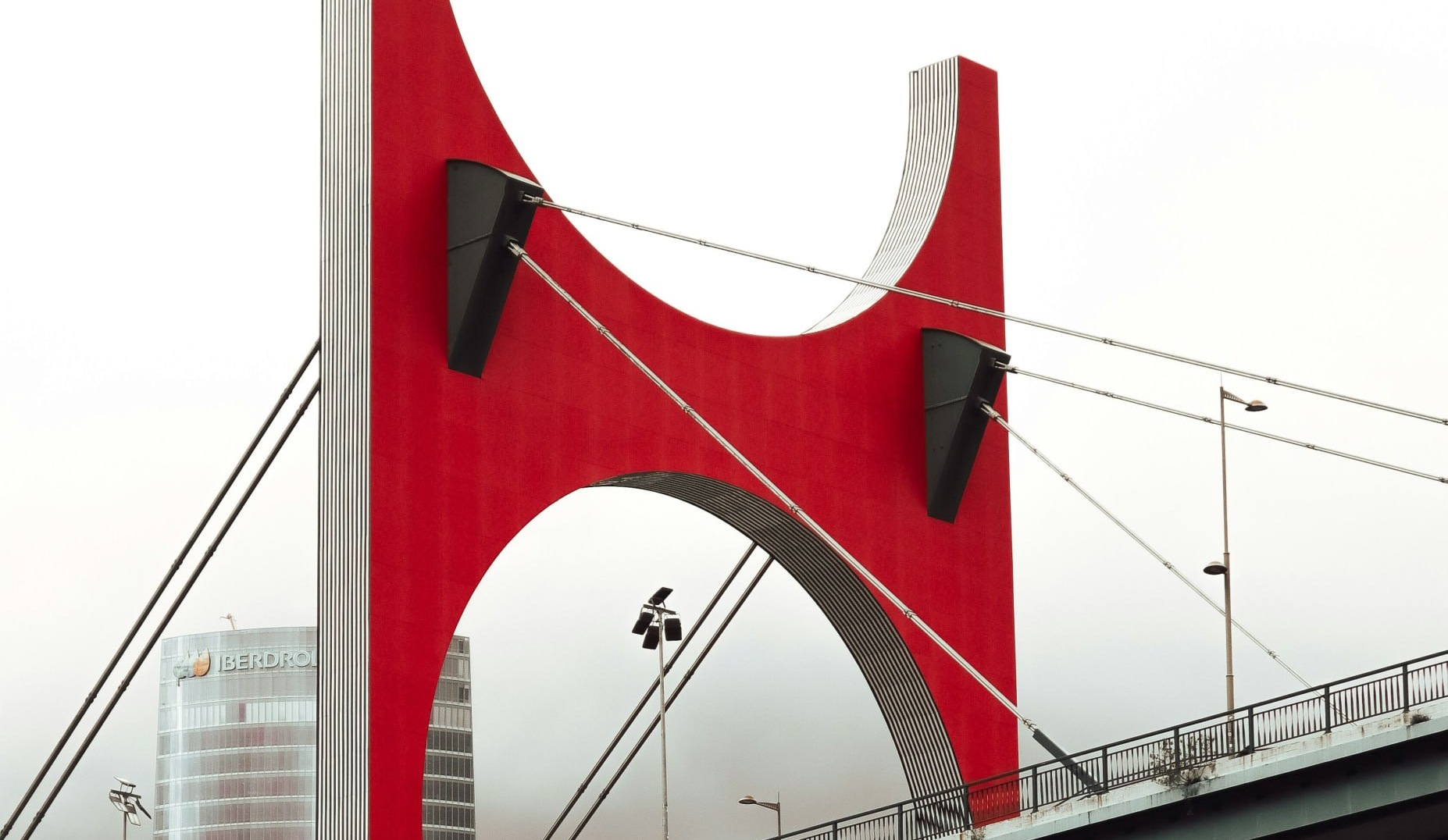 El arco rojo de Daniel Buren en el puente de La Salve
