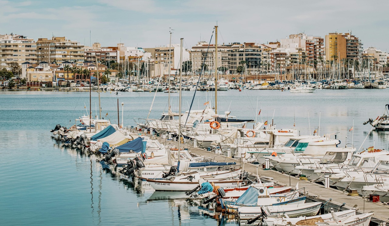 Die Marina von Torrevieja und die Uferpromenade