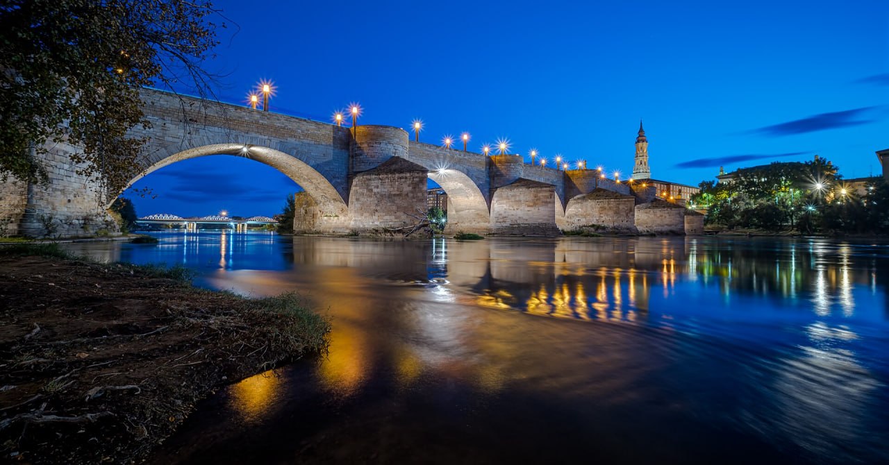 El puente de piedra sobre el Ebro en la hora azul