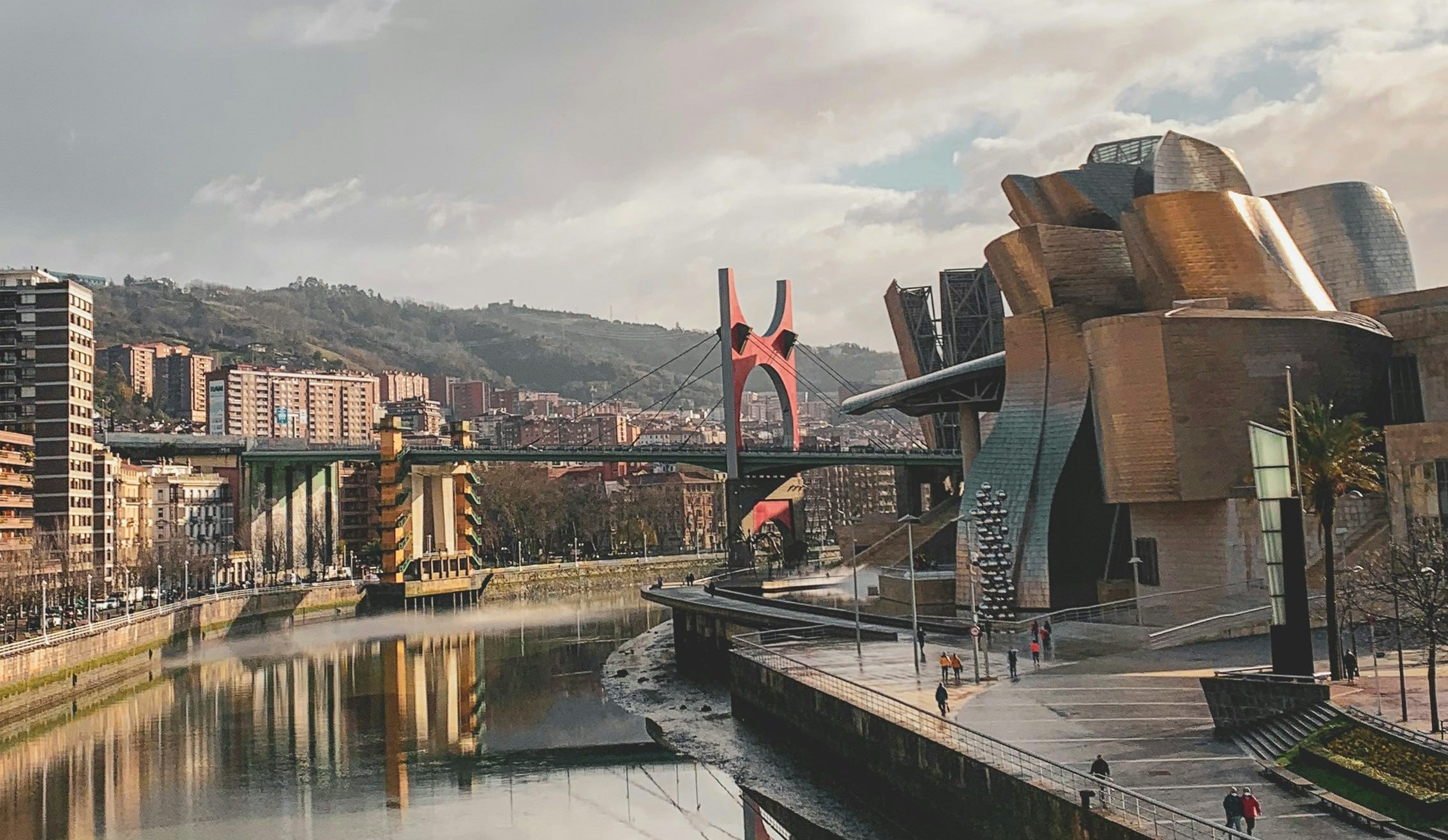 Das Guggenheim, der Buren-Bogen und der Nervion im Zentrum von Bilbao