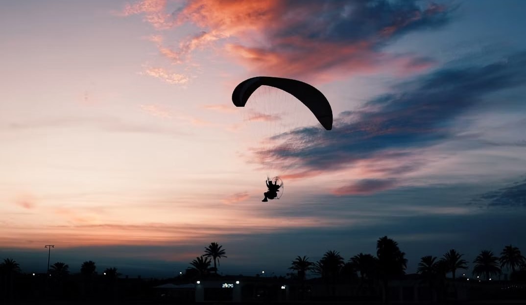 Paramotor sobre Empuriabrava al capvespre
