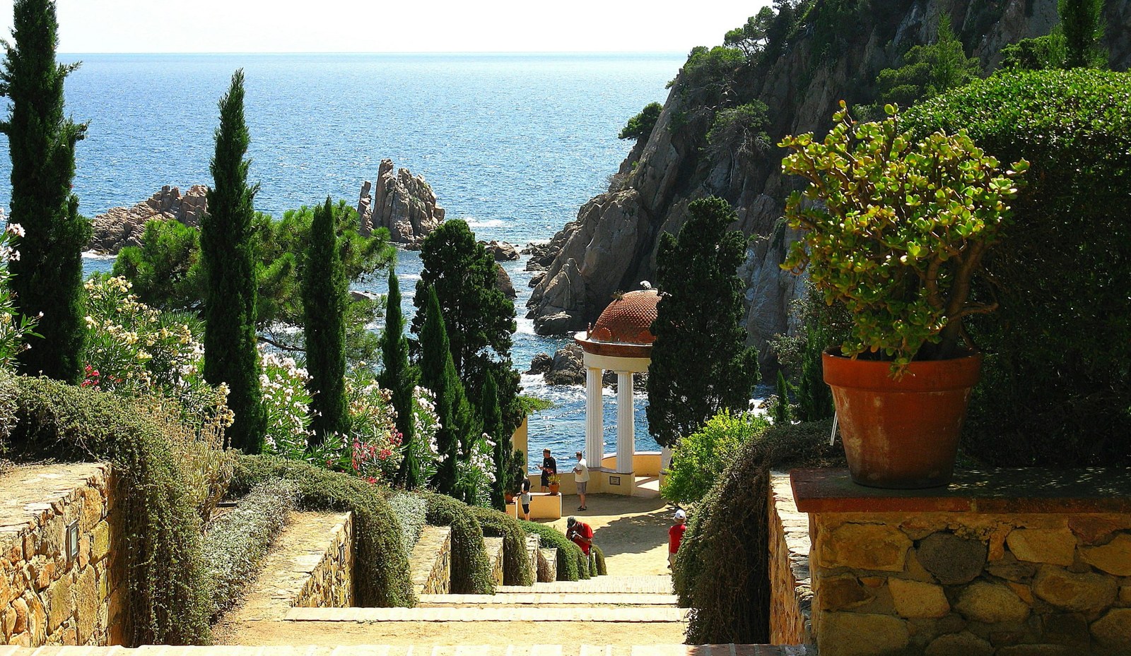 Templete junto al mar en el jardín botánico de Blanes