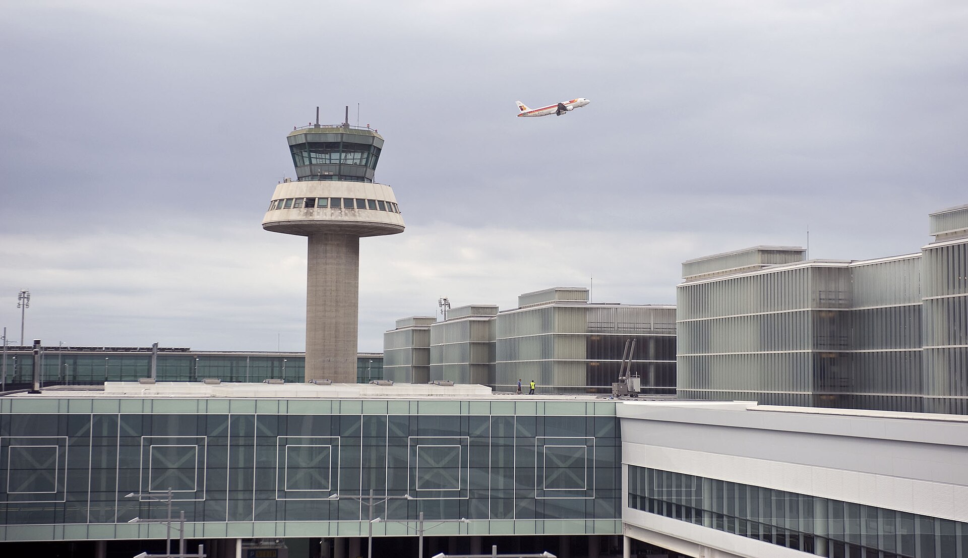 La torre de control i la Terminal 1 de l'aeroport de Barcelona El Prat